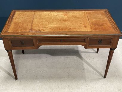 Bureau plat en placage de noyer, dessus cuir,...