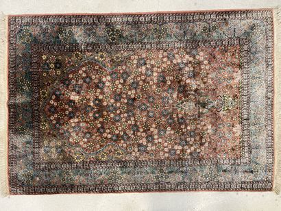 Tapis d' Orient en soie
193 x 122 cm.