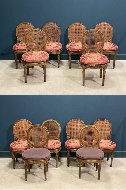 Suite de douze chaises dossier médaillon...