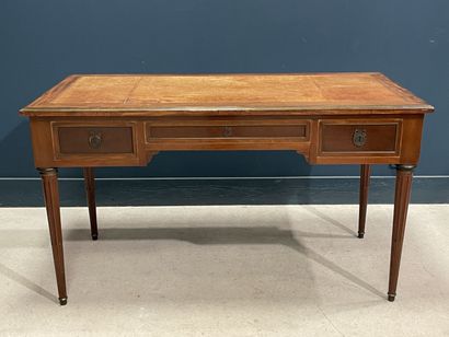Bureau plat en placage de noyer, dessus cuir,...