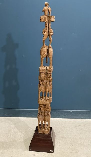 Poteau Chin. 
Grand poteau rituel en quatre...