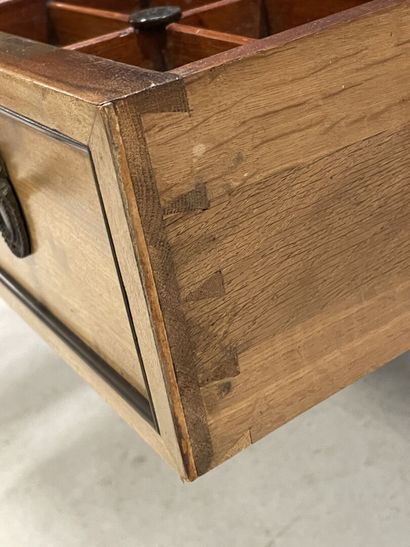 Bureau plat en placage de noyer, dessus cuir,...