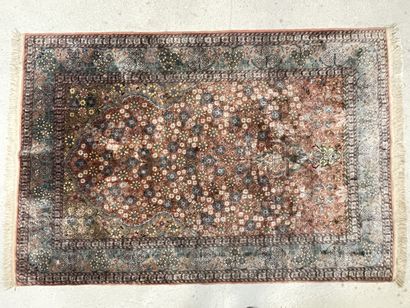 Tapis d' Orient en soie
193 x 122 cm.