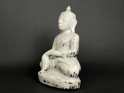 Bouddha Sakyamuni. 
Bouddha drapé d'une robe...