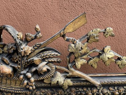 Miroir à fronton en bois et stuc doré et...