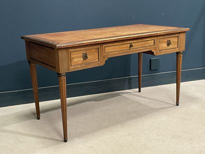 Bureau plat en placage de noyer, dessus cuir,...