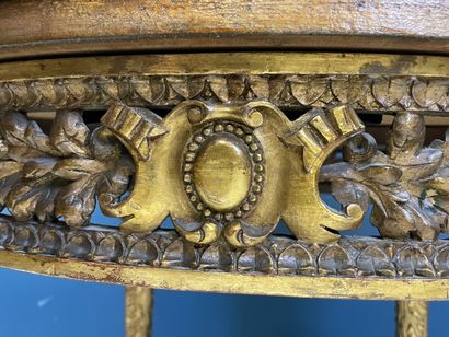 Guéridon en bois richement sculpté et doré,...