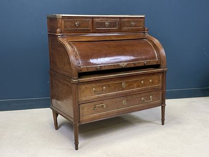 Bureau à cylindre formant commode en acajou...