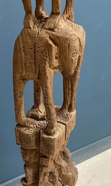 Poteau Chin. 
Grand poteau rituel en quatre...