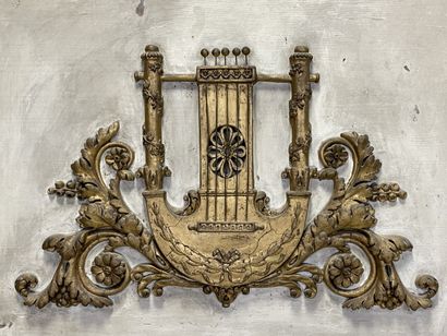 Trumeau en bois et stuc doré et patiné, à...