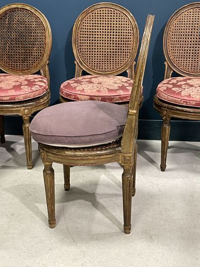 Suite de douze chaises dossier médaillon...