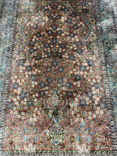 Tapis d' Orient en soie
193 x 122 cm.