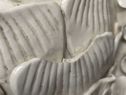 Grande sculpture en porcelaine blanche de...