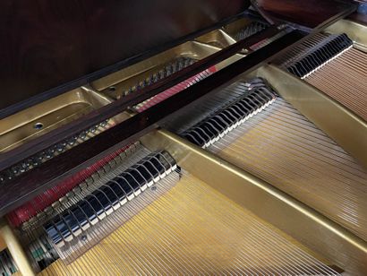 FOCKÉ Piano crapaud en placage de palissandre....