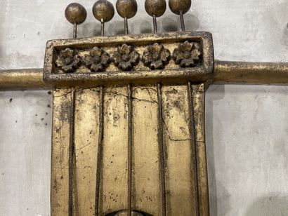 Trumeau en bois et stuc doré et patiné, à...