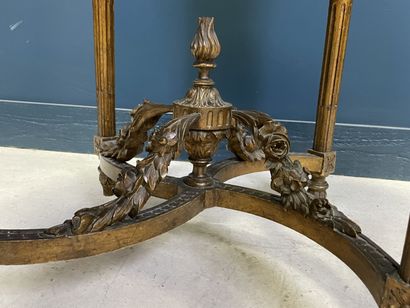 Guéridon en bois richement sculpté et doré,...
