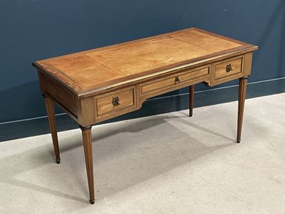 Bureau plat en placage de noyer, dessus cuir,...