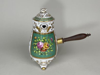 Chocolatière en porcelaine à décor de fleurs,...