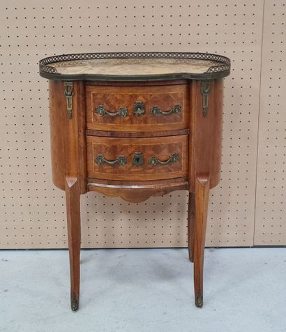Petite commode marquetée de forme rognon...