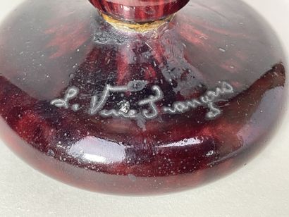 LE VERRE FRANCAIS - 
Vase à col évasé. 
Signé...