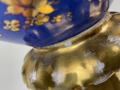Paire de vases sur piédouche sur socle en...