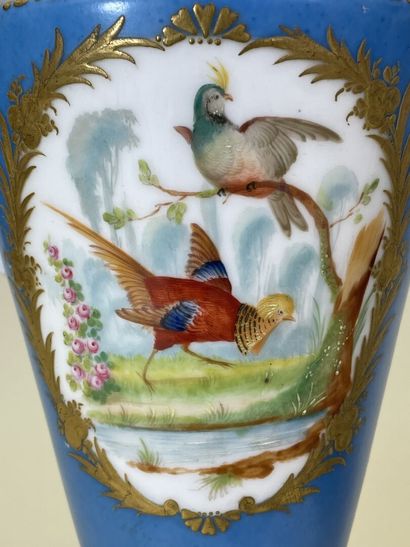 Paire de vases en porcelaine à décor de scènes...