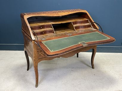 Sloping desk inlaid with lattice work, opening...