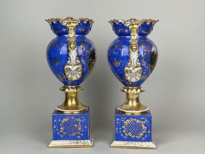 Paire de vases sur piédouche sur socle en...