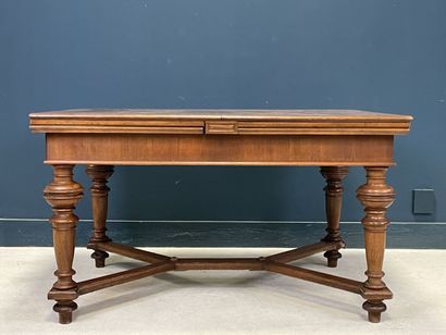 Table en chêne à entretoise, allonges à l'italienne.
Début...