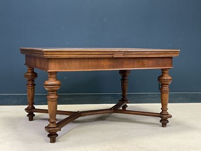 Table en chêne à entretoise, allonges à l'italienne.
Début...
