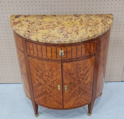 Commode demi-lune marquetée
Style Transition
...