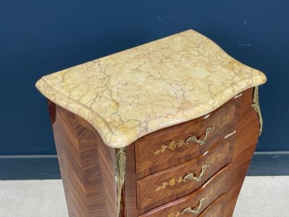 Chiffonnier en frisage de bois de rose et...