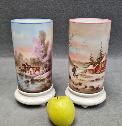 Paire de vases rouleaux en porcelaine à décor...