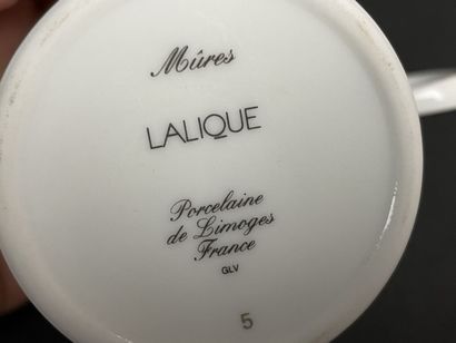LALIQUE Service Mures.
Deux tasses et quatre...