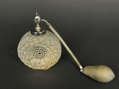 LALIQUE France. 
Flacon en verre moulé et...