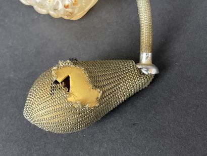 LALIQUE France. 
Flacon en verre moulé et...
