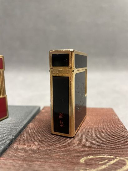 DUPONT: deux briquets en laque japonaises...