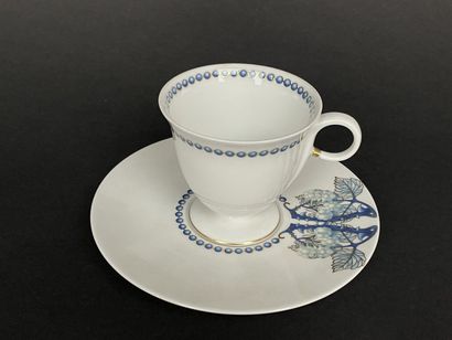 LALIQUE Service Mures.
Deux tasses et quatre...