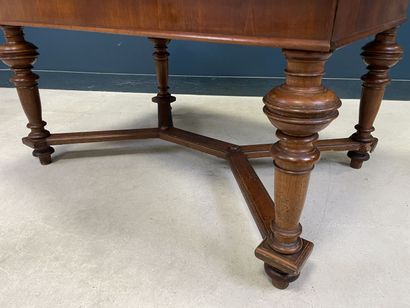 Table en chêne à entretoise, allonges à l'italienne.
Début...