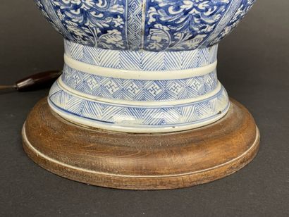 Chinese porcelain vase, mounted as a lamp...
