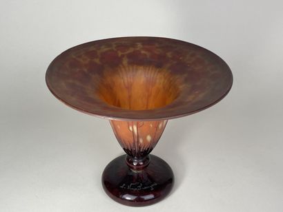 LE VERRE FRANCAIS - 
Vase à col évasé. 
Signé...