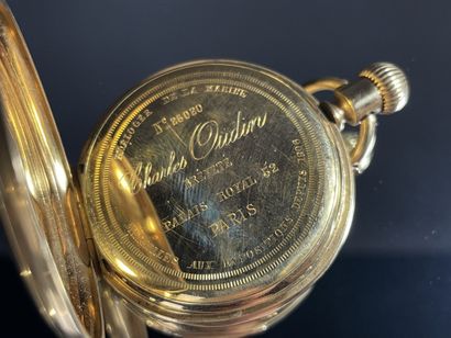 Montre à gousset en or à décor d'armoirie....