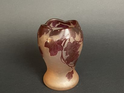 LEGRAS , Vase en verre dégagé à l'acide à...