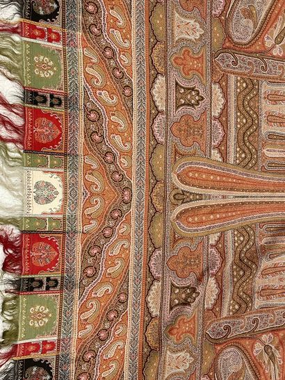 Grand cachemire. 
340 x 160 cm. 
Déchiru...