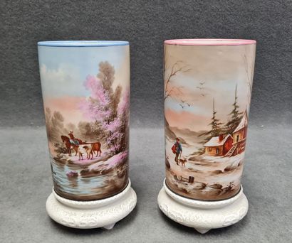 Paire de vases rouleaux en porcelaine à décor...