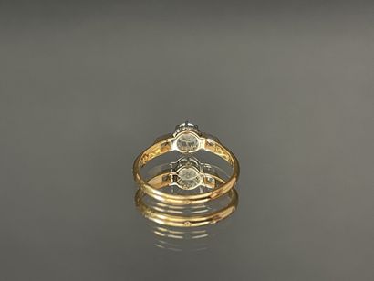 Bague en or sertie d'un diamant taille ancienne...