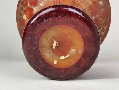 LE VERRE FRANCAIS - 
Vase à col évasé. 
Signé...