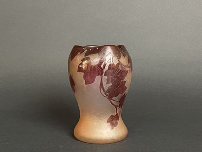 LEGRAS , Vase en verre dégagé à l'acide à...