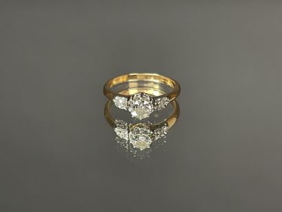 Bague en or sertie d'un diamant taille ancienne...