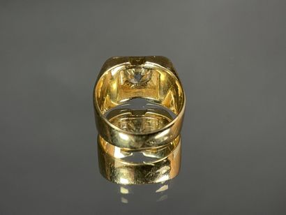 Bague tank en or sertie d'un diamant demi...